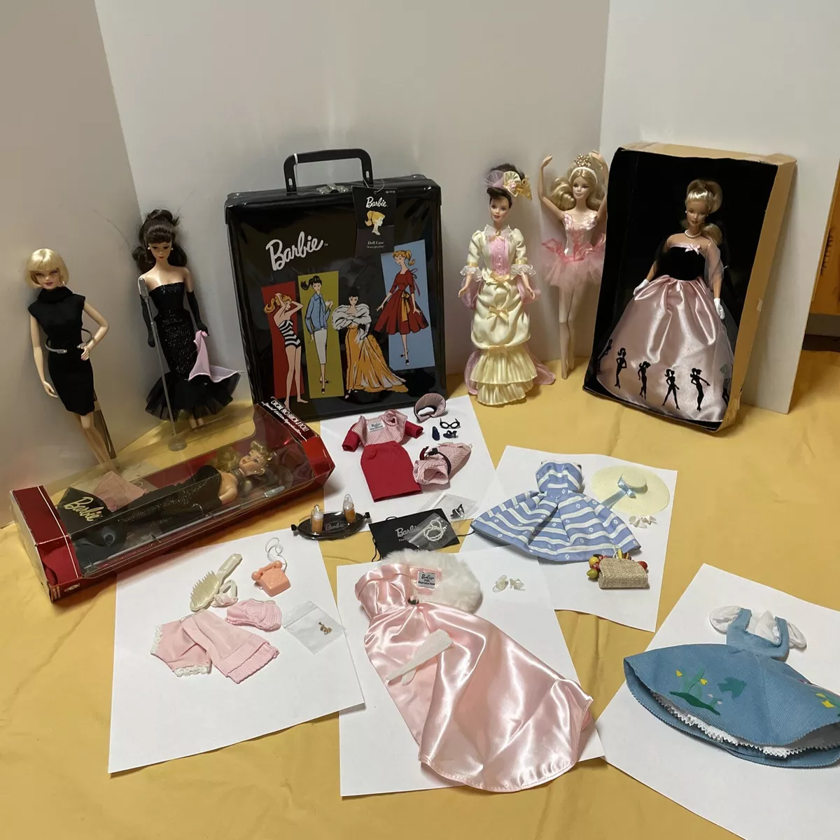 Mattel Barbie s case outfits 6 Barbies accessories