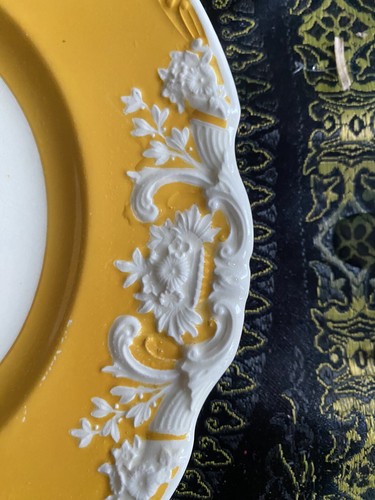 "Antiguo plato de cena de mayólica George Jones and Sons 9"" amarillo Marlborough" - Imagen 3 de 5