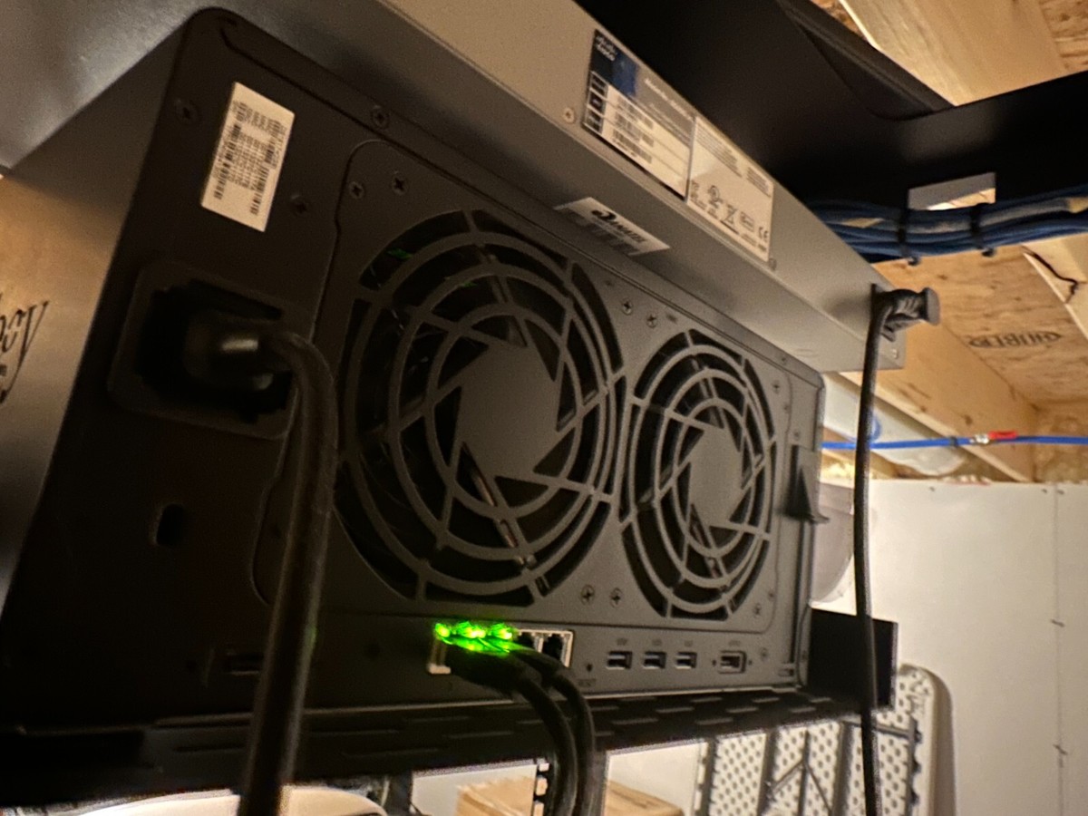 Synology 8 Bay NAS DiskStation DS1817+ - w/ 20.9 TB storage Synology 8 Bay NAS DiskStation DS1817+ - w/ 20.9 TB storage