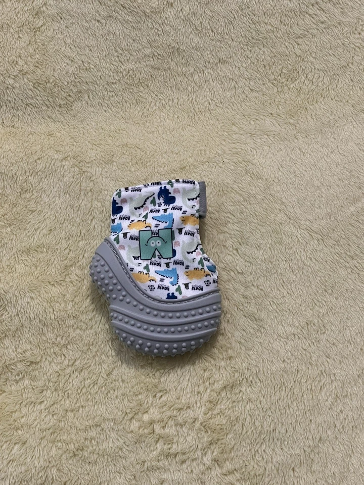 Malarkey Niños Bebé Dentición Mitón Munch Mitón Bebé Masticar Juguete Color Gris-Dinosaurio Foto 4 de 4