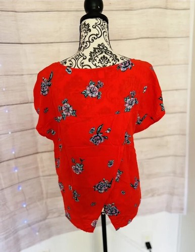 Splendid Women’s Red Floral Short Sleeve Slit Back Round Neck Rayon Blouse - Picture 4 of 9