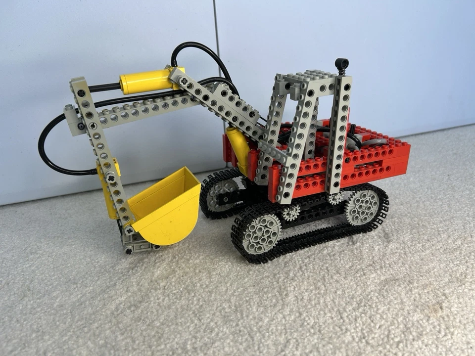 LEGO Technic 8851 Excavator, photo 3 of 5