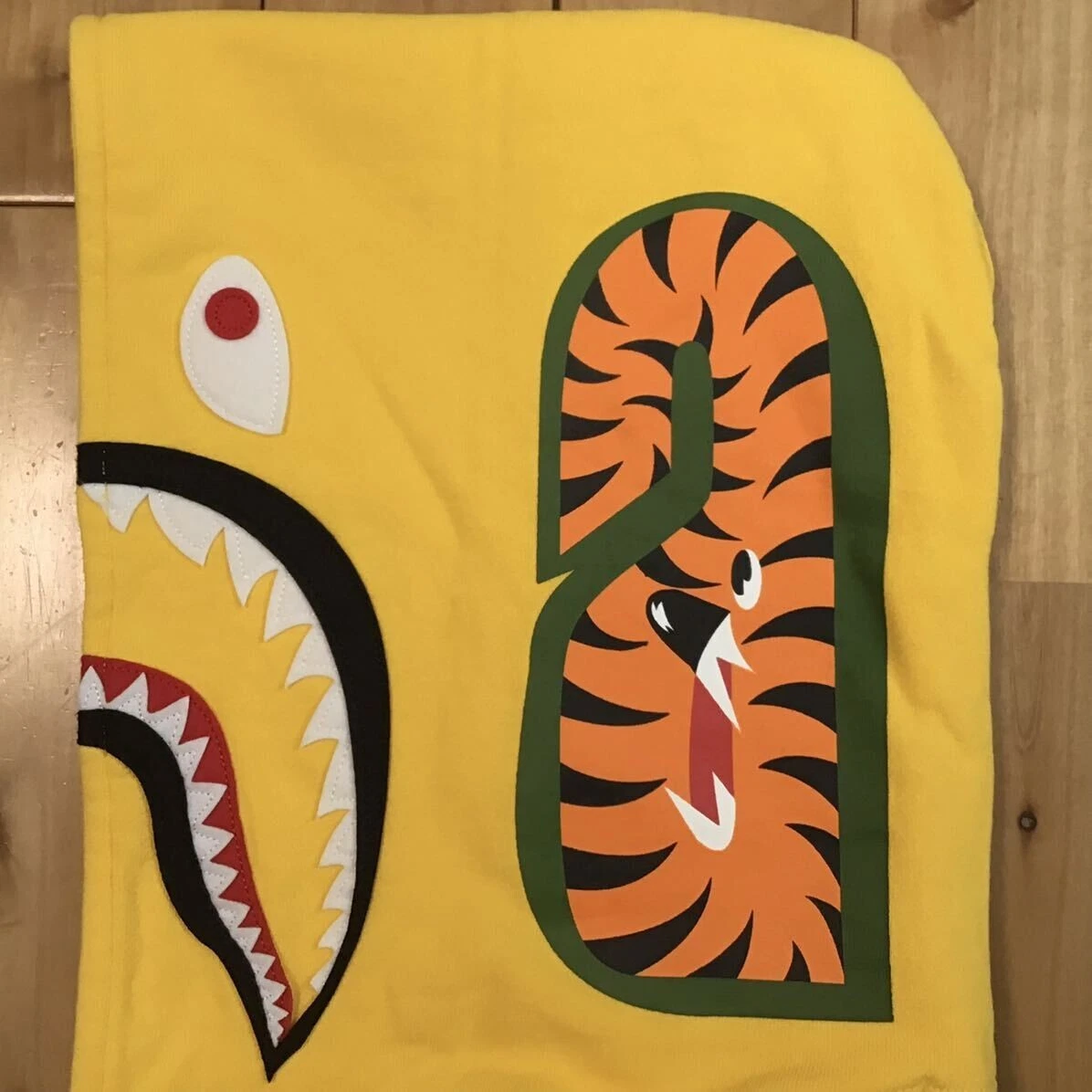 A BATHING APE (BAPE) Felpa con cappuccio e zip intera BAPE Neon Shark A Bathing Ape NIGO gialla taglia L usata ottima+