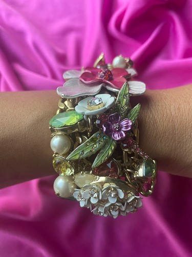 Bracciale Betsey Johnson Opulento Fiore Metallico Fiore Dragonfly Wasp Insetto perla - Foto 2 di 8