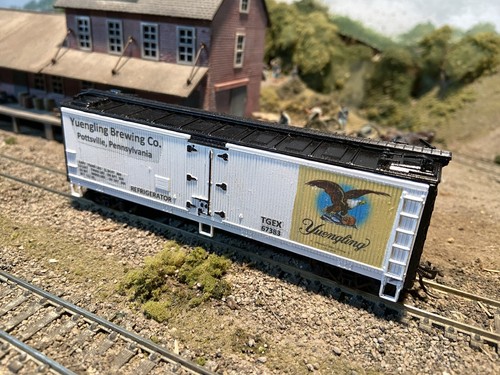Athearn 40' wood reefer custom painted Yuengling Beer