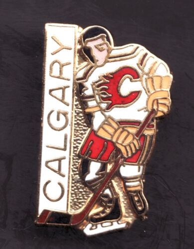 Vintage - souvenir de hockey de la LNH - Flames de Calgary - 1" émail métallique épinglé dans son emballage d'origine - Photo 1 sur 1
