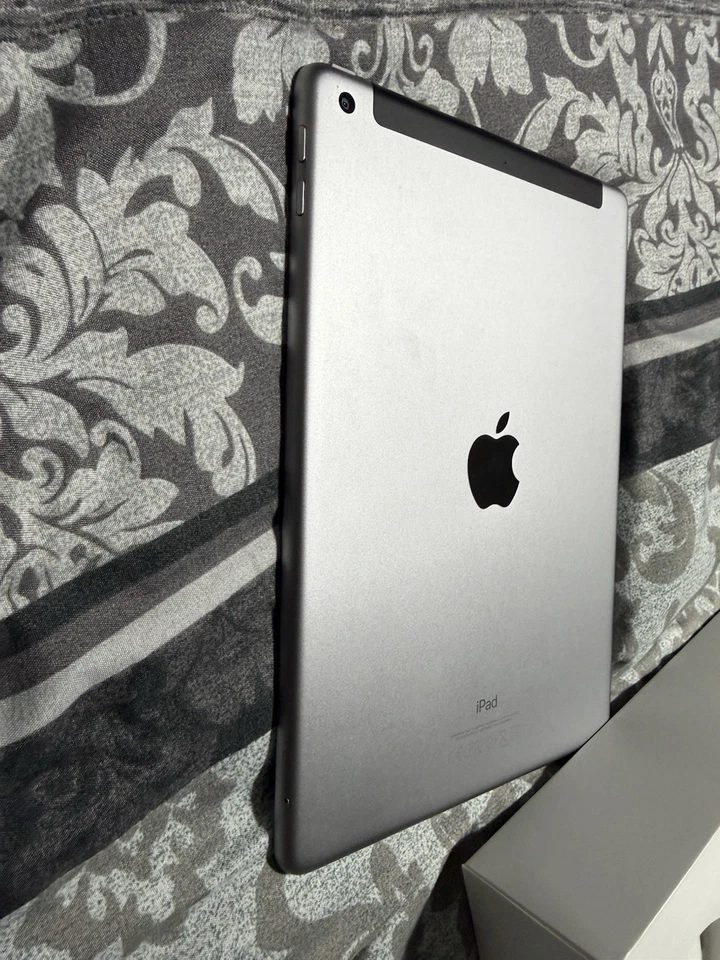 Apple iPad (7th generation) · 32GB · Cellular, foto 2 di 5