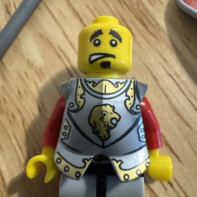Lego Chess Bishop Minifigure Lion Knight Armor cas514 Eyebrows & Goatee 853373