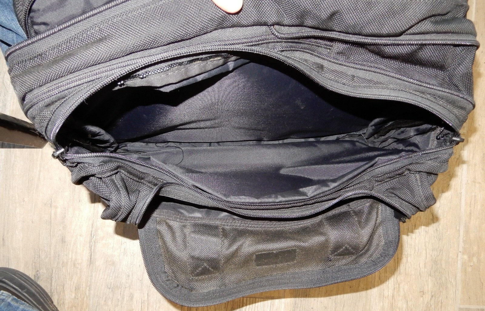 Tumi  Expandable Soft Sided Briefcase - Minimal U… - image 5