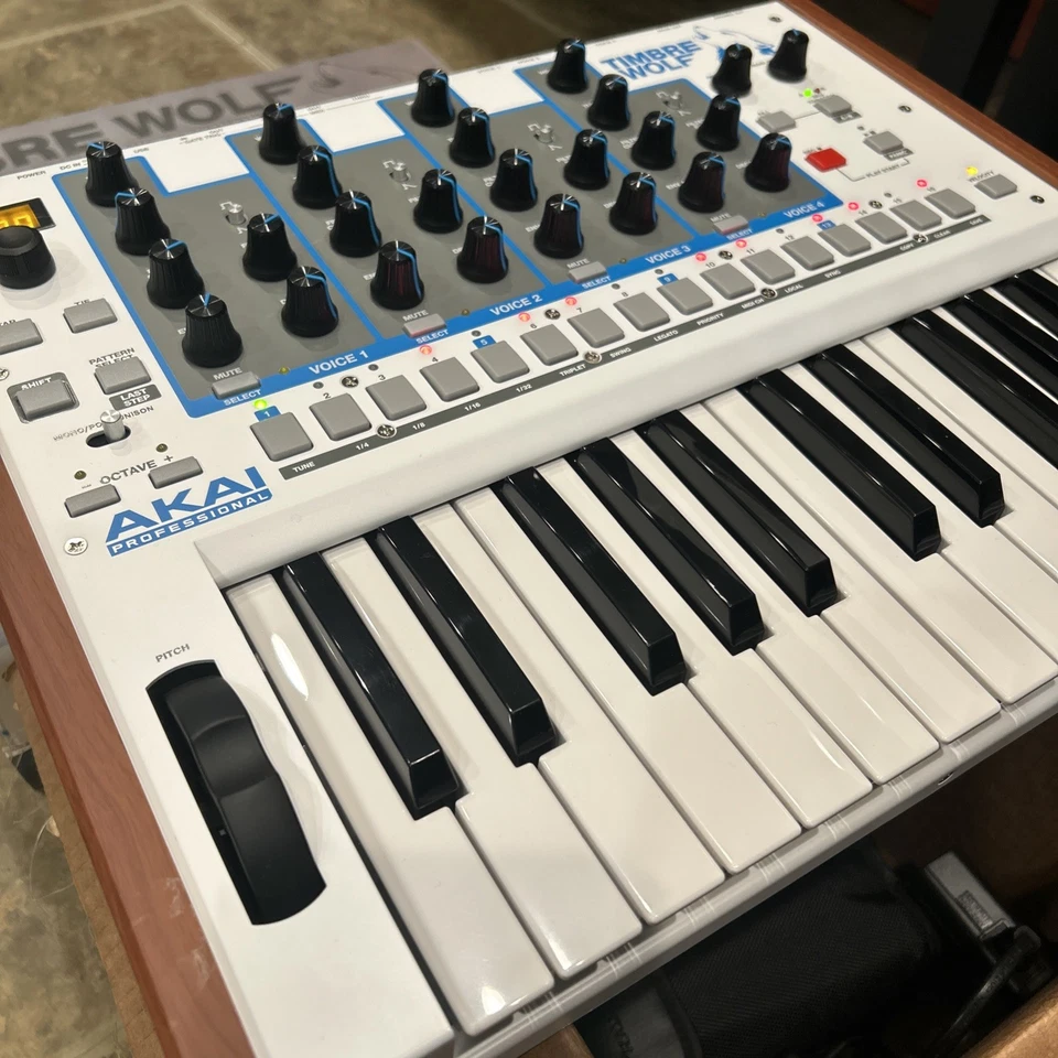 AKAI Timbre Wolf Analógico 4 Voces Sintetizador Polifónico Nuevo Sin Abrir Foto 3 de 4