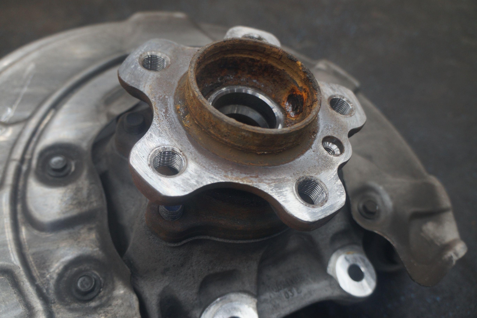 Rear Left Spindle Knuckle Hub Wheel Bearing 33306865661 BMW 740i 