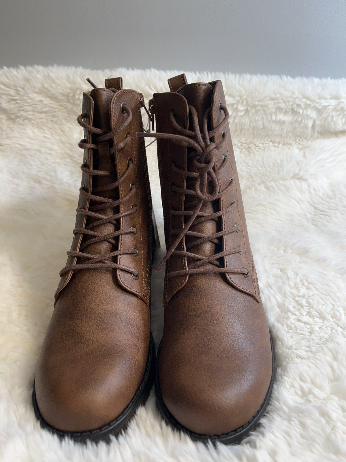 Amazon Essentials Women's Lace up boots 