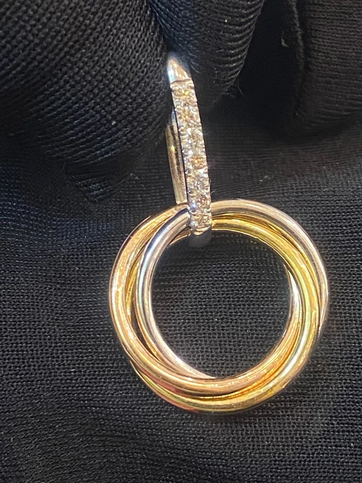 Colgante Trinidad Diamantes Naturales Corte Brillante Redondo Pavé 0.32 Cts en Oro 14K Foto 4 de 4