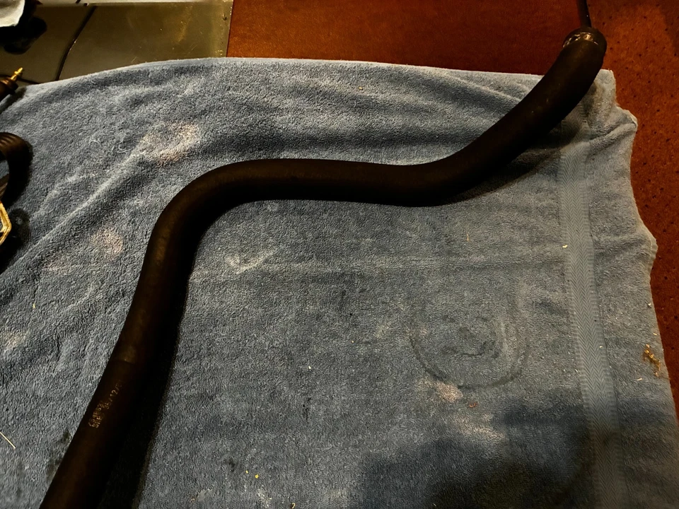 Manguera de radiador inferior de transmisión manual Classic Saab 900 Turbo 1988-1994 Foto 3 de 4