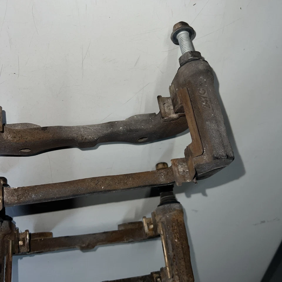 Dodge Charger 2008 par de soportes de pinza de freno de disco y varillas C86117 #267 Foto 3 de 4