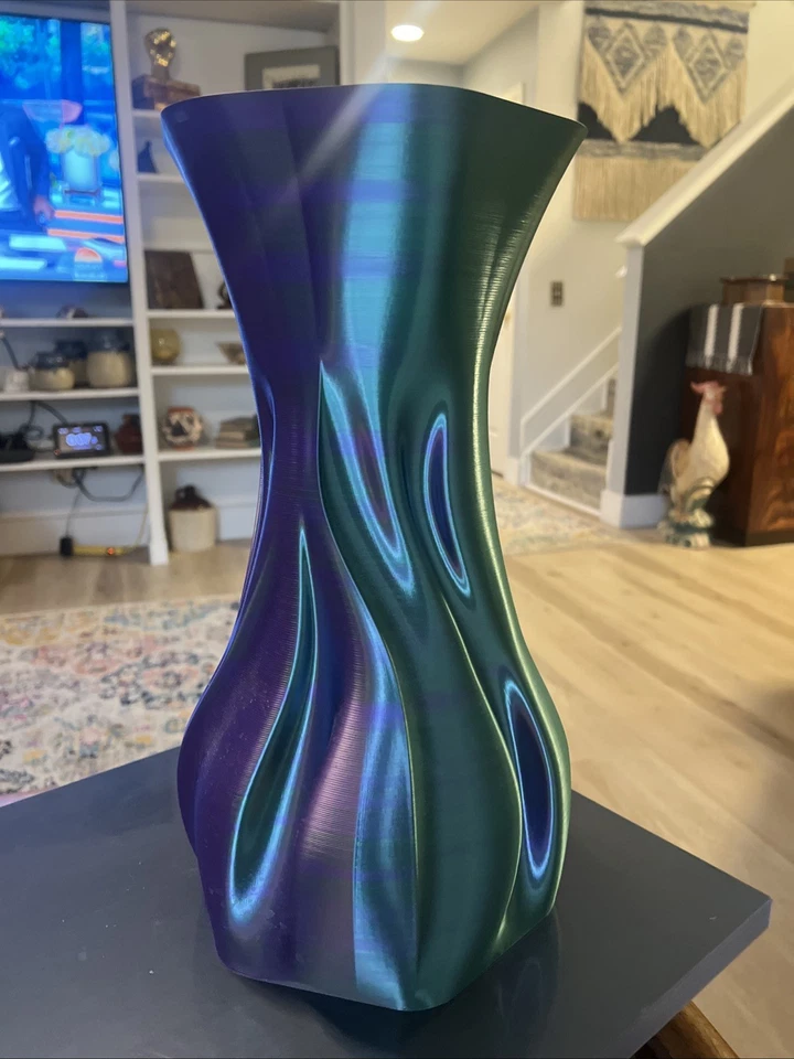 Florero súper genial de 16 pulgadas de alto impreso en 3D púrpura y verde! Único en su clase. Foto 3 de 4