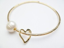 11-13MM CULTURED FRESHWATER WHITE PEARL YELLOW GOLD-PLATED HEART BANGLE 8-8.25