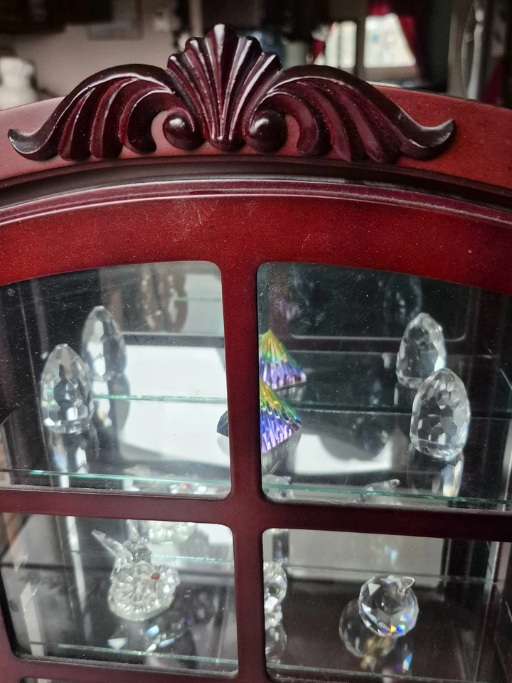 Gabinete de curiosidades independiente o de pared acabado de madera de cerezo con paneles de vidrio y espejo Foto 4 de 4