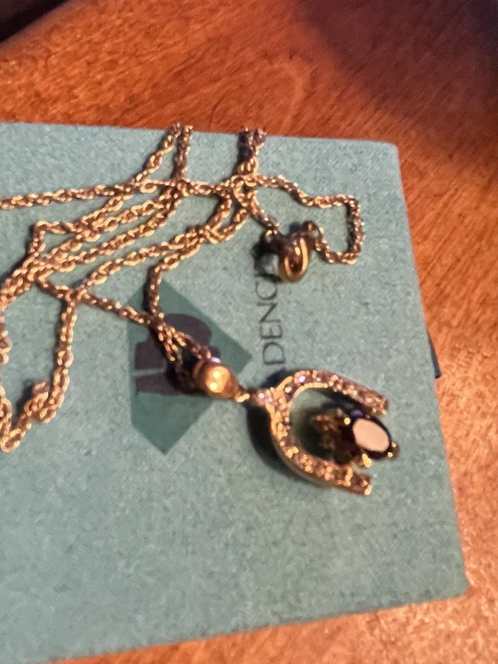 Collar de oro de 14kt reversible de rubí y diamantes creados en laboratorio de herradura Foto 4 de 4