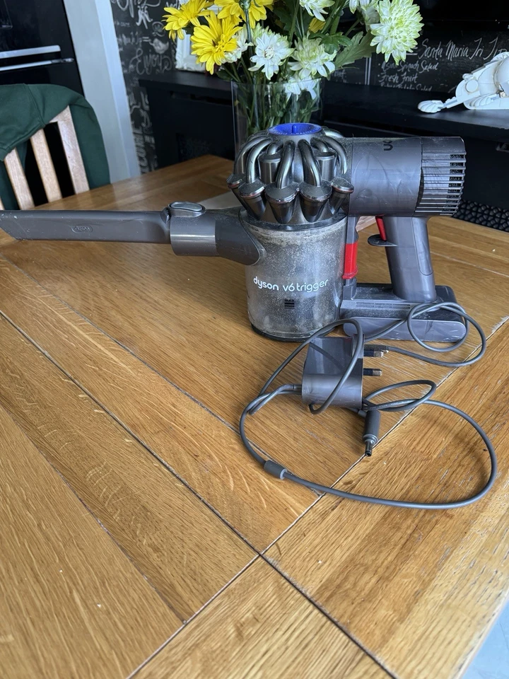 DYSON V6 SILVER BLUE TRIGGER - CORDLESS VACUUM CLEANER , SPARE OR REPAIR  - Image 3 of 4
