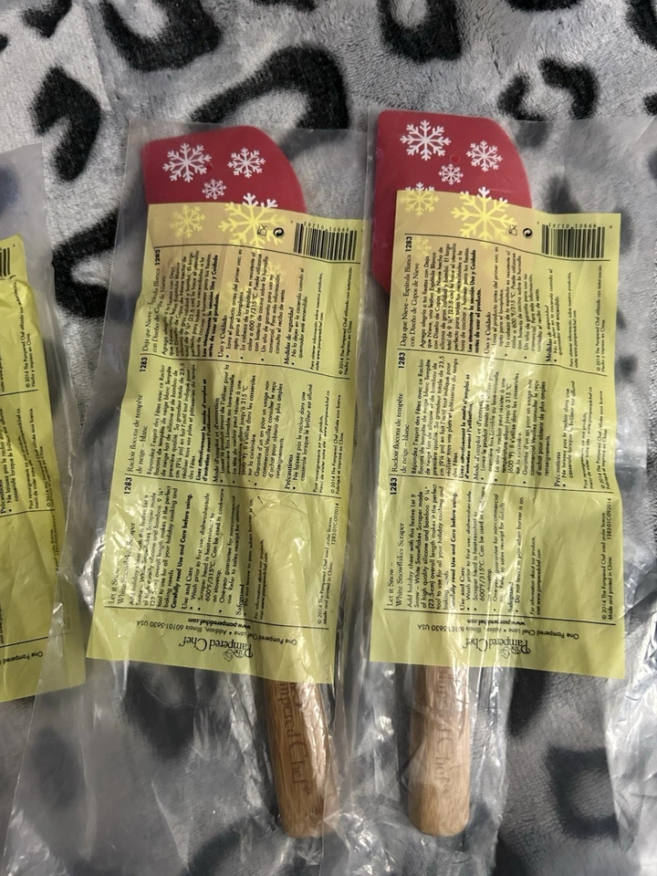 Pampered Chef Spatulas (4) & Holiday Desserts Cookbook (4) Lot Christmas - Image 4 of 4