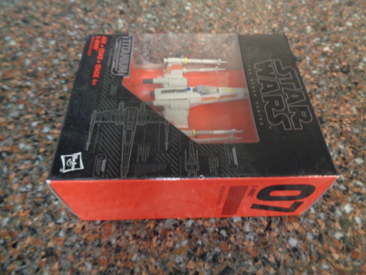 2015 Star Wars Episode IV Black Series Titanium X-wing 07