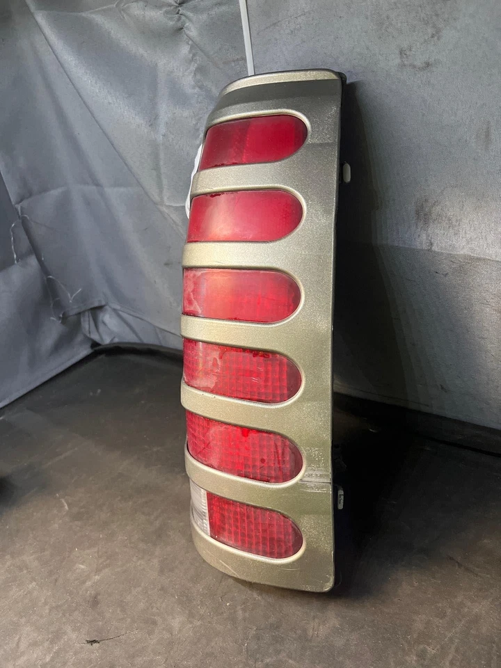 Fits 1992-1999 Chevrolet Suburban 1500 Right Taillight Assembly Aftermarket Foto 2 de 4