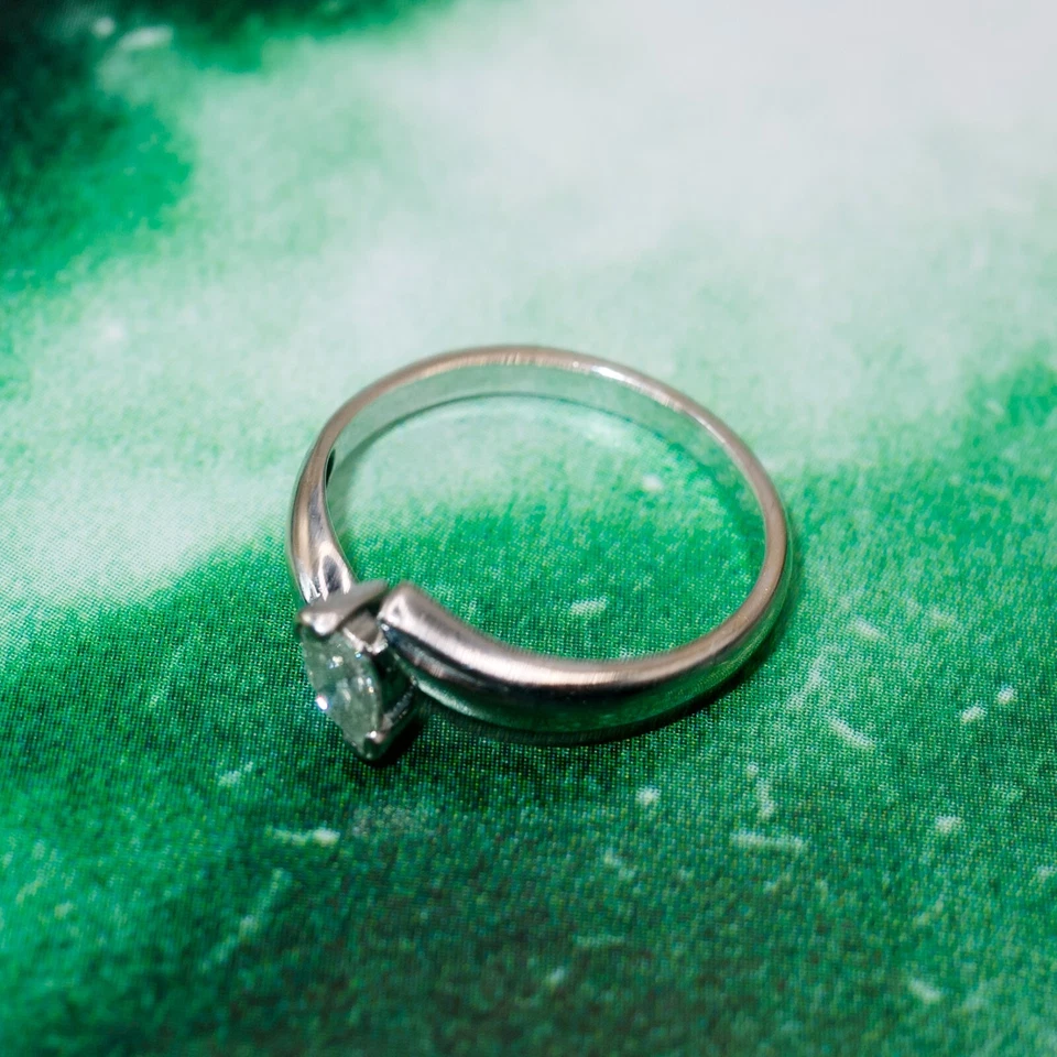 18ct Ring - Marquise Solitiare - 0.25 carat - White Gold - Size K½ - 2.7 Grams - Image 4 of 4