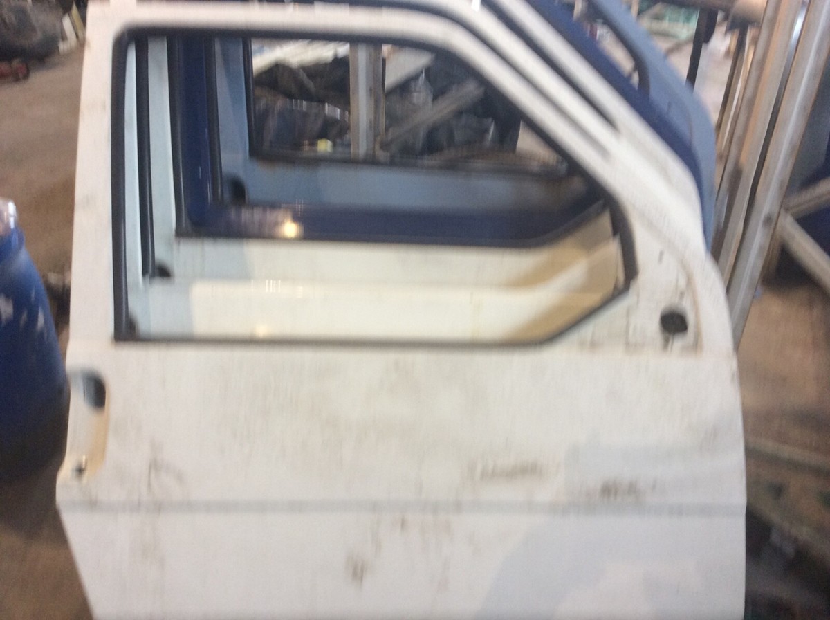 VW T4 TRANSPORTER 1996 - 2003 DRIVERS RIGHT FRONT DOOR IN WHITE