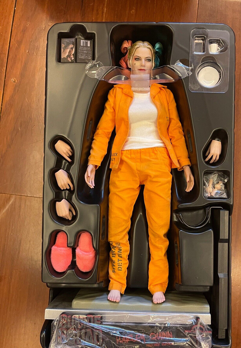 Hot Toys MMS407 DC Suicide Squad Harley Quinn Prisoner Ver 1/6
