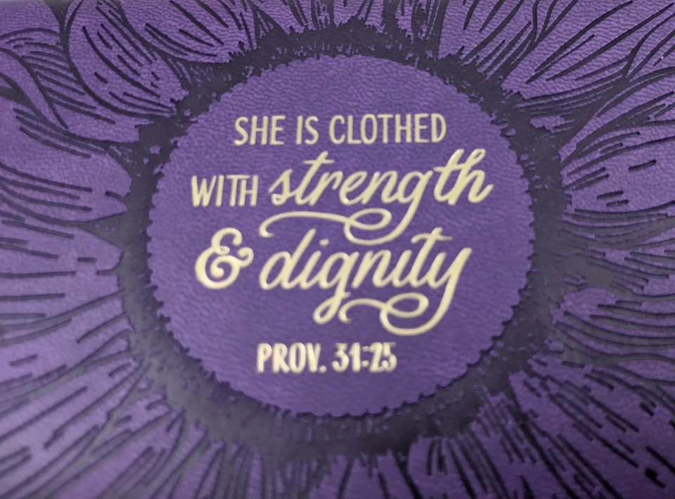 Cubierta de chequera Christian Prov 31:25 Strength Dignity púrpura imitación cuero para mujer Foto 2 de 4