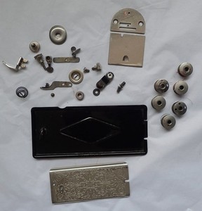 Ersatzteile aus einer Singer Nähmaschine Werkzeugkastenabdeckung, Spulenabdeckung etc 99k