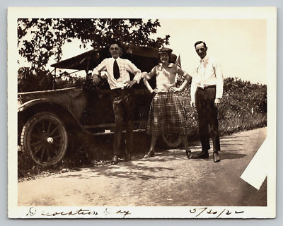 VINTAGE OLD OUTDOOR ANTIQUE PHOTO IMAGE CAR LADY MEN ROAD DECORATION DAY 1922