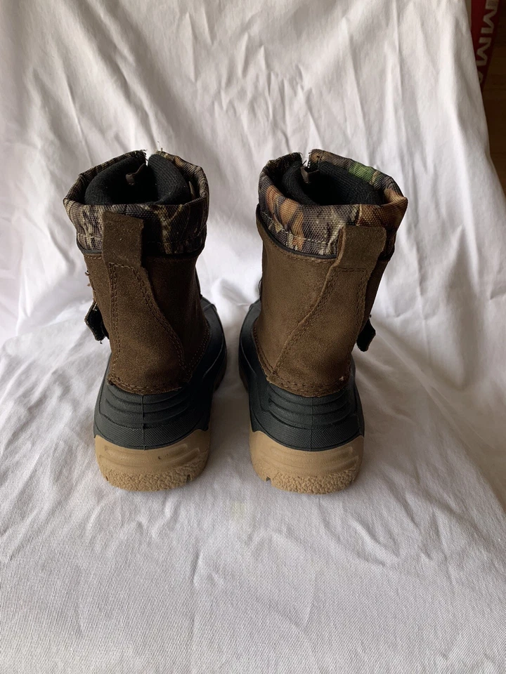 Botas de nieve Mossy Oak Ozark Trail para jóvenes niños con estampado de camuflaje con clasificación de temperatura zapatos: 9 Foto 3 de 4