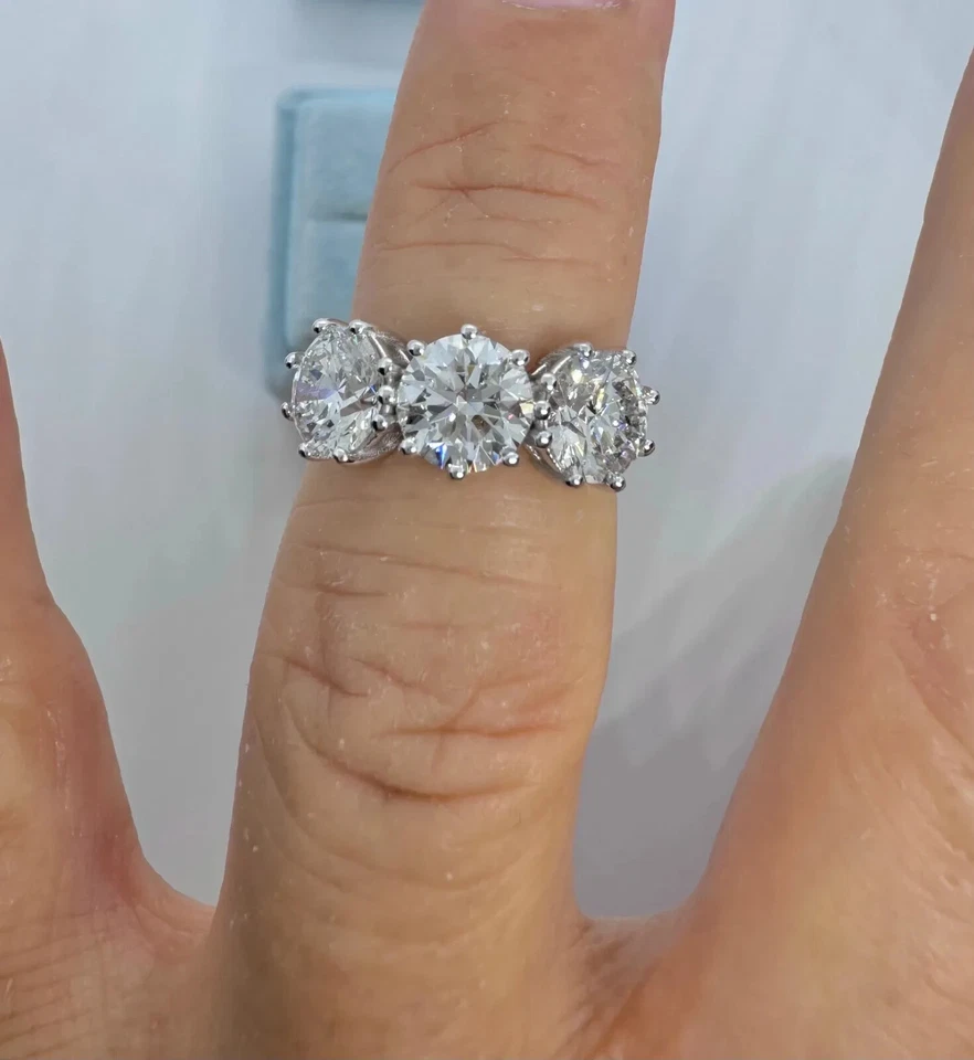 Anillo de compromiso redondo de moissanita pasado presente futuro 3 quilates enchapado en oro blanco de 14 quilates Foto 2 de 4