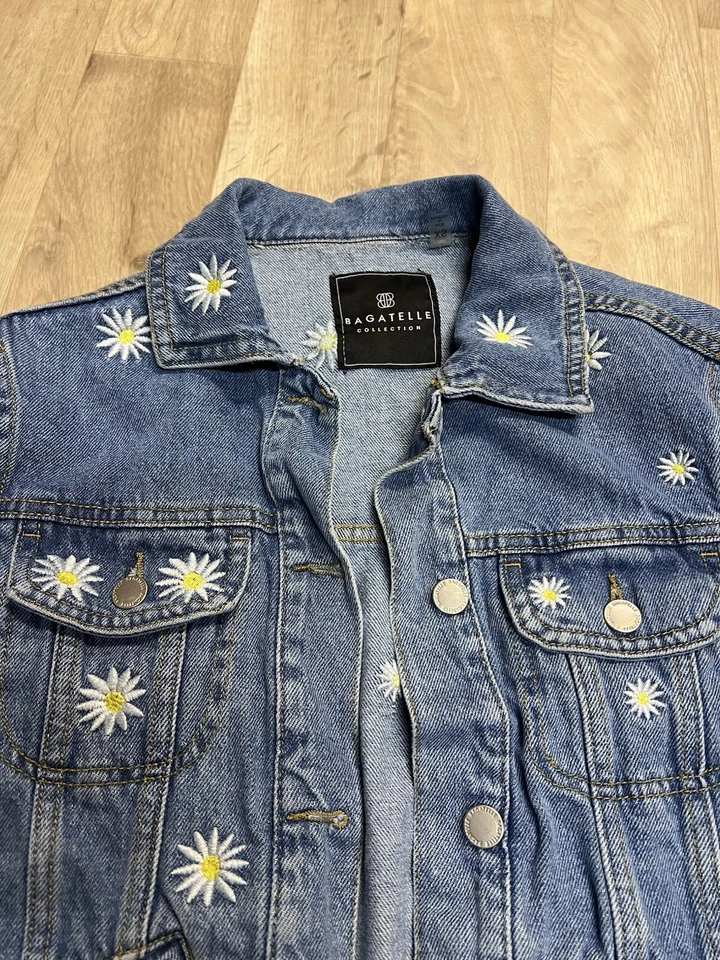 Bagatelle 100% Cotton Daisy Flower Embroidered Trucker Denim Jean Jacket XS - Image 2 of 4