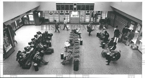 1982 Pressefoto Houston Greyhound Busbahnhof mit wartenden Kunden beschäftigt.