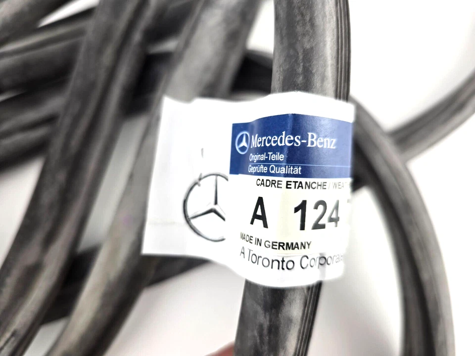 Nuevo de Lote Antiguo Original Mercedes Benz Sello Puerta Delantera L/R W124 Sedán 1986-1995 300E 400E 500 Foto 3 de 4