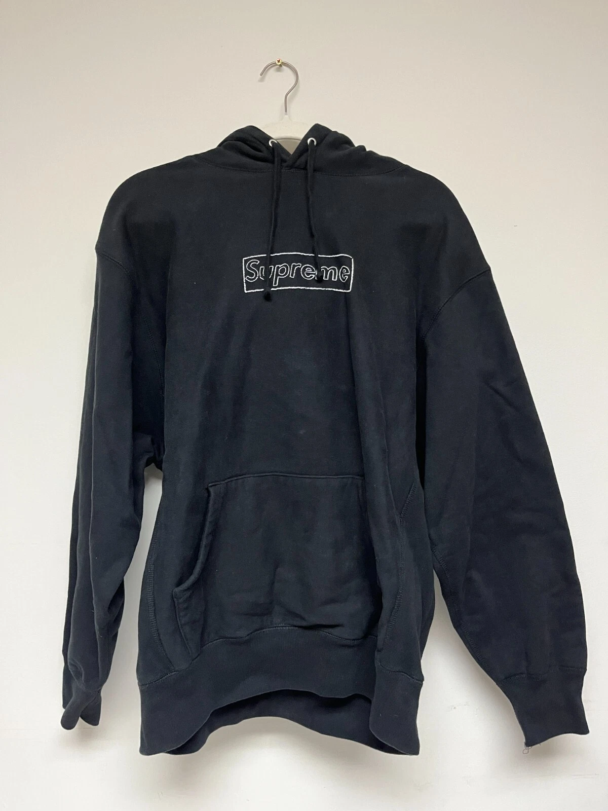 Sweat à capuche logo boîte à craie Supreme X KAWS d'occasion en noir taille moyenne