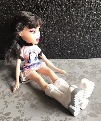 BRATZ 10” DOLL, STRUT IT! JADE w/CUTE BRATZ OUTFIT, 2002
