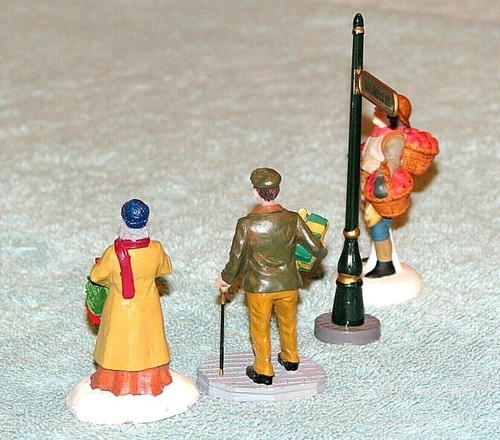 Dept.56 & Lemax - "Christmas Apple Vendor & Shoppers" (3 Figures + Street Sign) - Picture 4 of 8