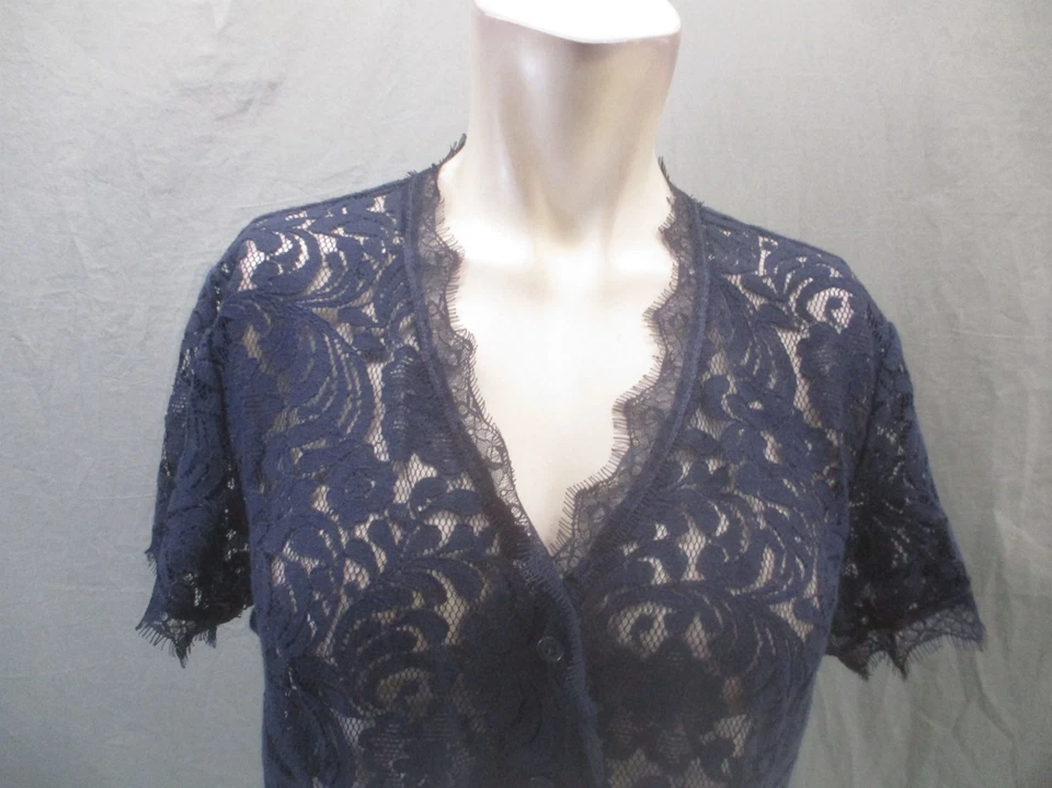 Top Cabi Talla M Mujer Encaje Azul Marino Abotonado Cuello en V Manga Corta Superposición 761 Foto 2 de 4