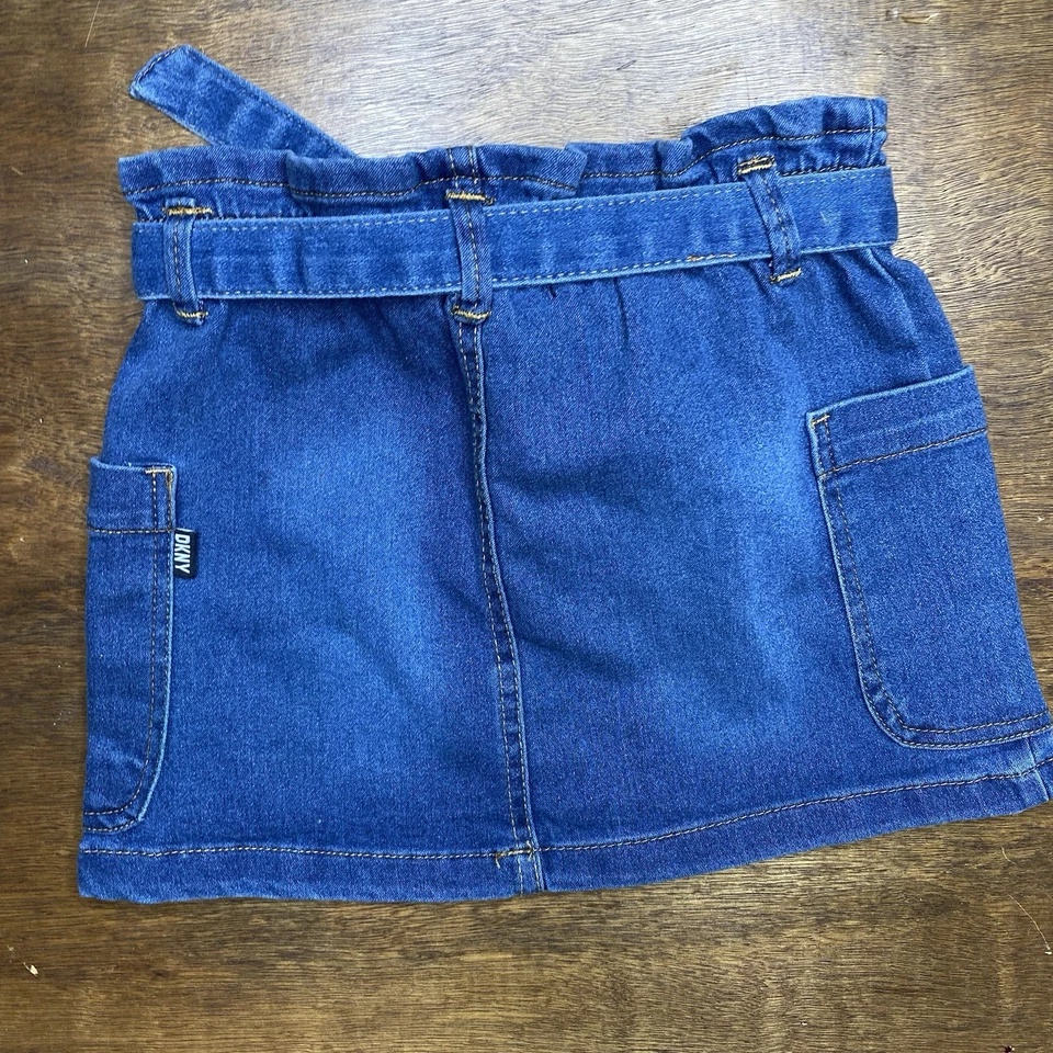 Falda vaquera para niñas DKNY 6 niños denim con cinturón y cintura elástica Foto 3 de 4
