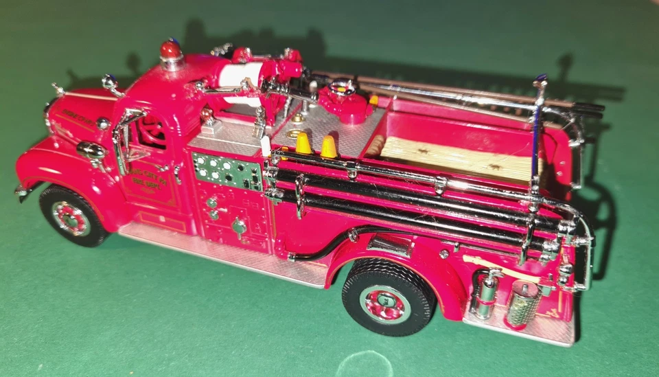 Matchbox Yesteryear 1:43 -YYM 35810 Mack B-95 Pumper 1956 , Vitrinenmodell Top - Bild 2 von 4