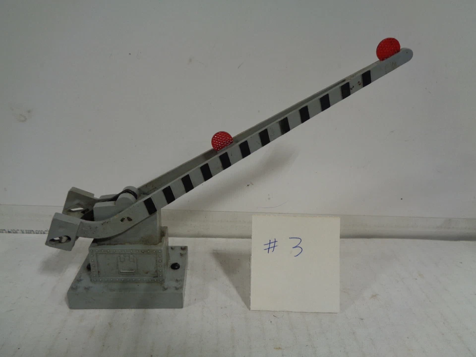 ONE VINTAGE MARX O GAUGE OPERATING CROSSING GATE TESTED WORKS GOOD - Image 4 of 4