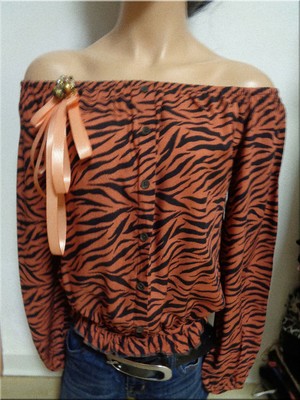 Neu Off Shoulder-Bluse  Sublevel Langarm Animalprint mit Schleifenbrosche