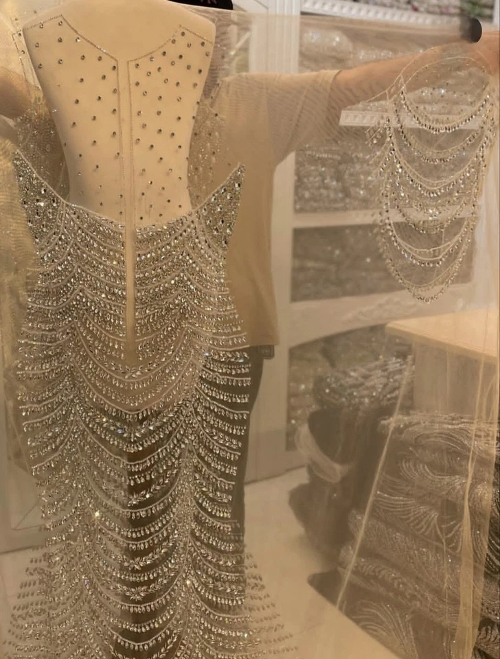 Tela de encaje con diamantes de imitación con cuentas de alta gama para vestido delantero, trasero y mangas Foto 4 de 4