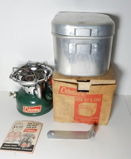 NICE 1965 MODEL 502 GREEN COLEMAN SINGLE BURNER CAMP STOVE COOK KIT & CASE