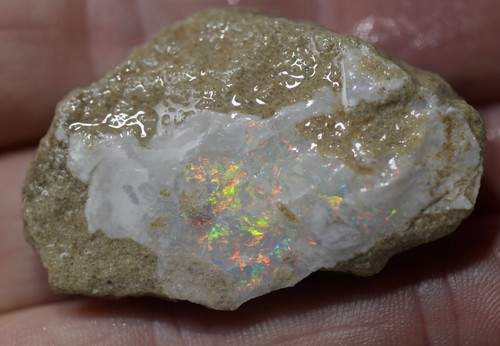 OPAL AUSTRALIAN MINTABIE SPECIMEN OR GEM CUTTER BRIGHT RED FLASH 82ct VIDEO - Picture 8 of 17