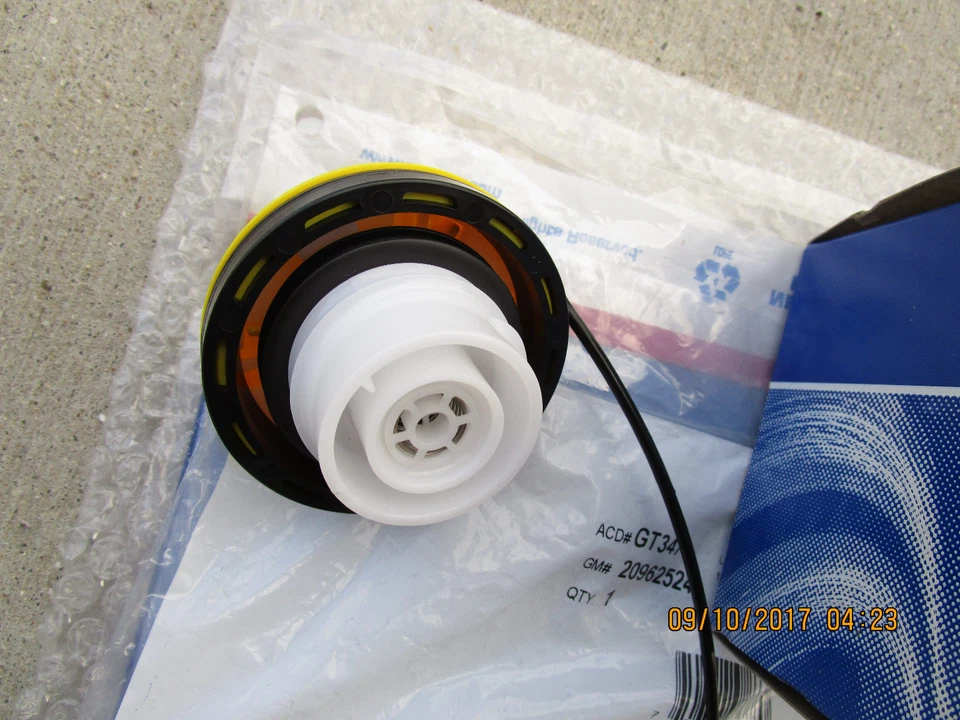 12-14 CADILLAC ESCALADE FLEX FUEL GAS TANK FILLER CAP WITH TETHER OEM NEW GT347 - Image 3 of 3